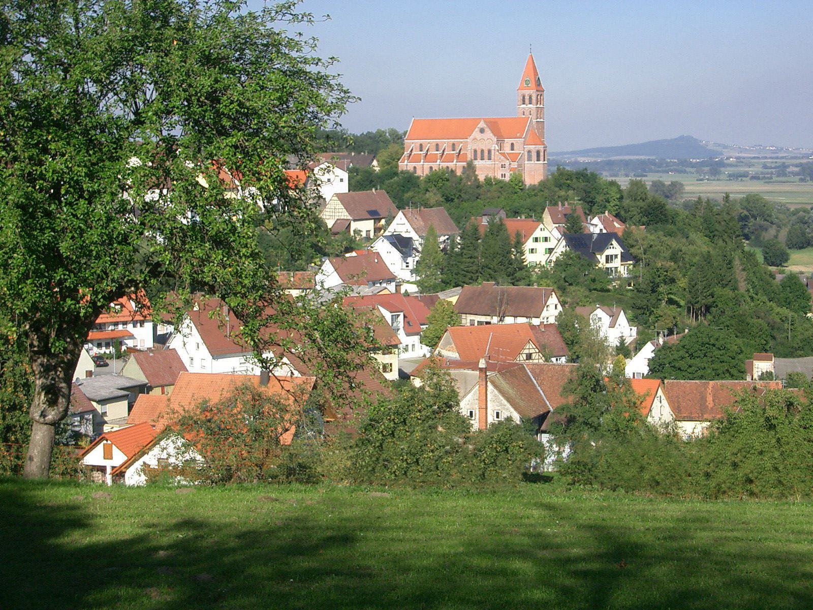 Kirche St. Martin in Hundersingen mit dem Bussen im Hintergrund