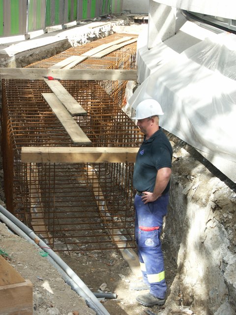 Hochwasserschutzsystem mit Fundament und Zwischenstützen