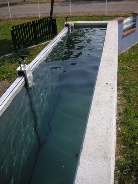 Werkseitig geprüfte Schutzwand am Wasserreservoir-Prüfstand