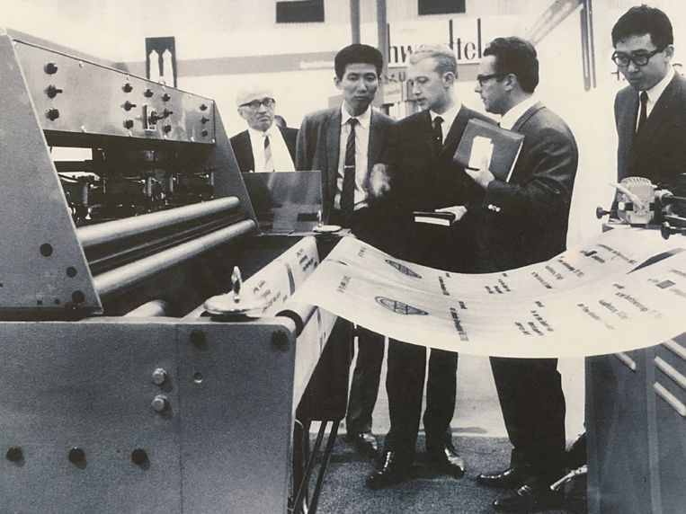 Interpack 1966: Hans Lehmacher erläutert japanischen Kunden eine LEMO