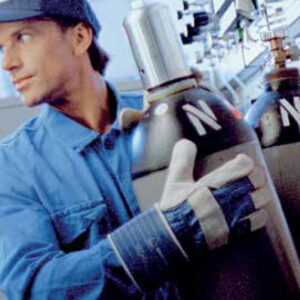 Servicetechniker mit technischen Gasen