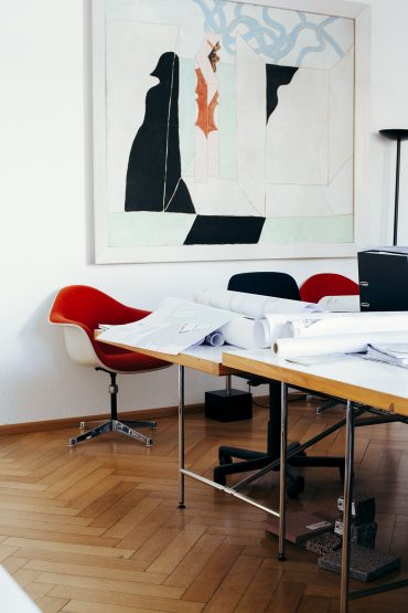 E2-Arbeitstische als Arbeitsinsel auf unterschiedlichen Ebenen