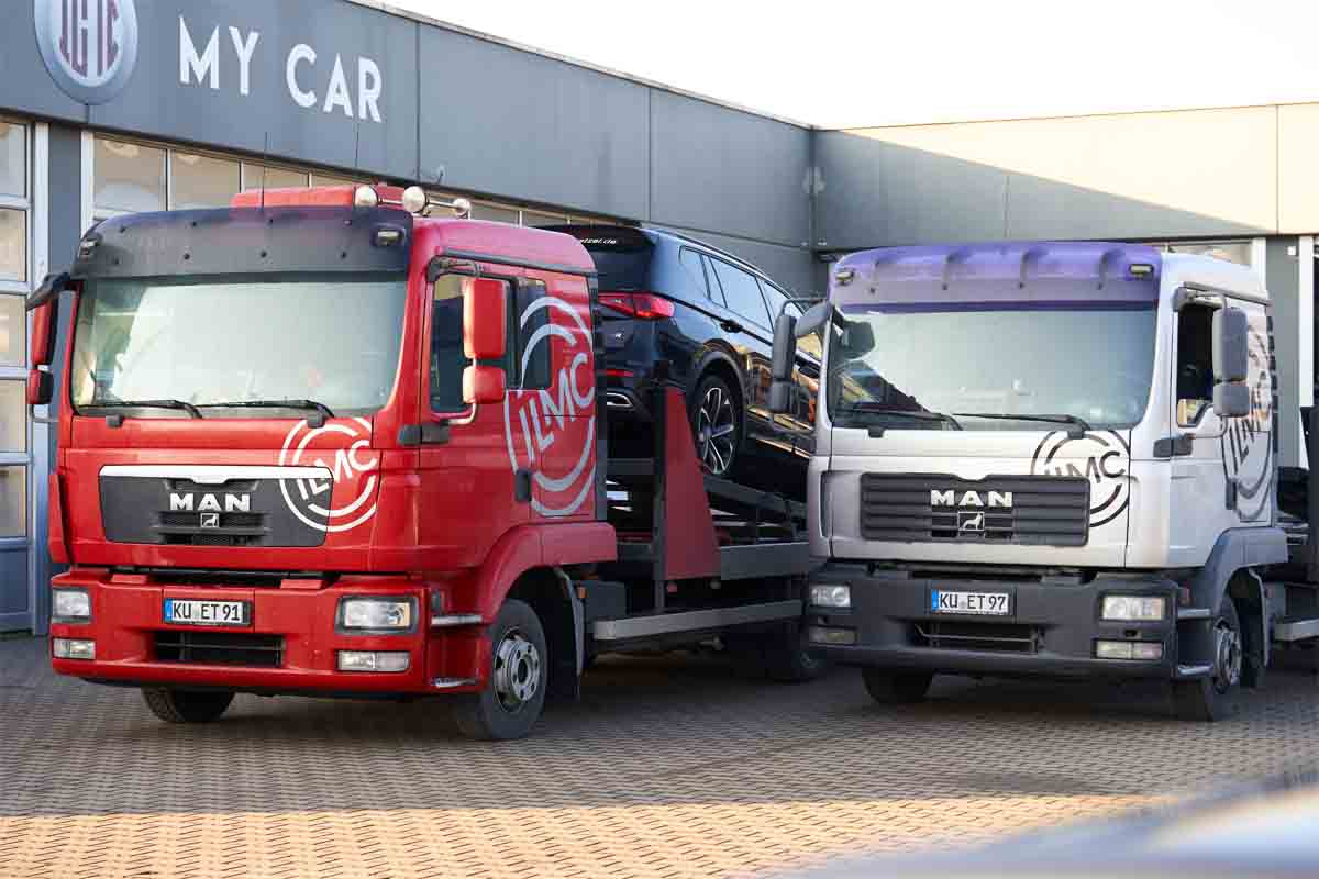 Fahrzeugtransporter beim Verladen