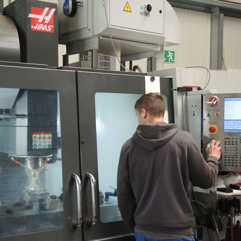 Mitarbeiter an Fräsmaschine