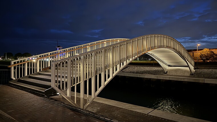 Beleuchtete Fußgängerbrücke Spijkenisse