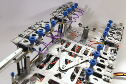 Spacing adjustment in the gripper