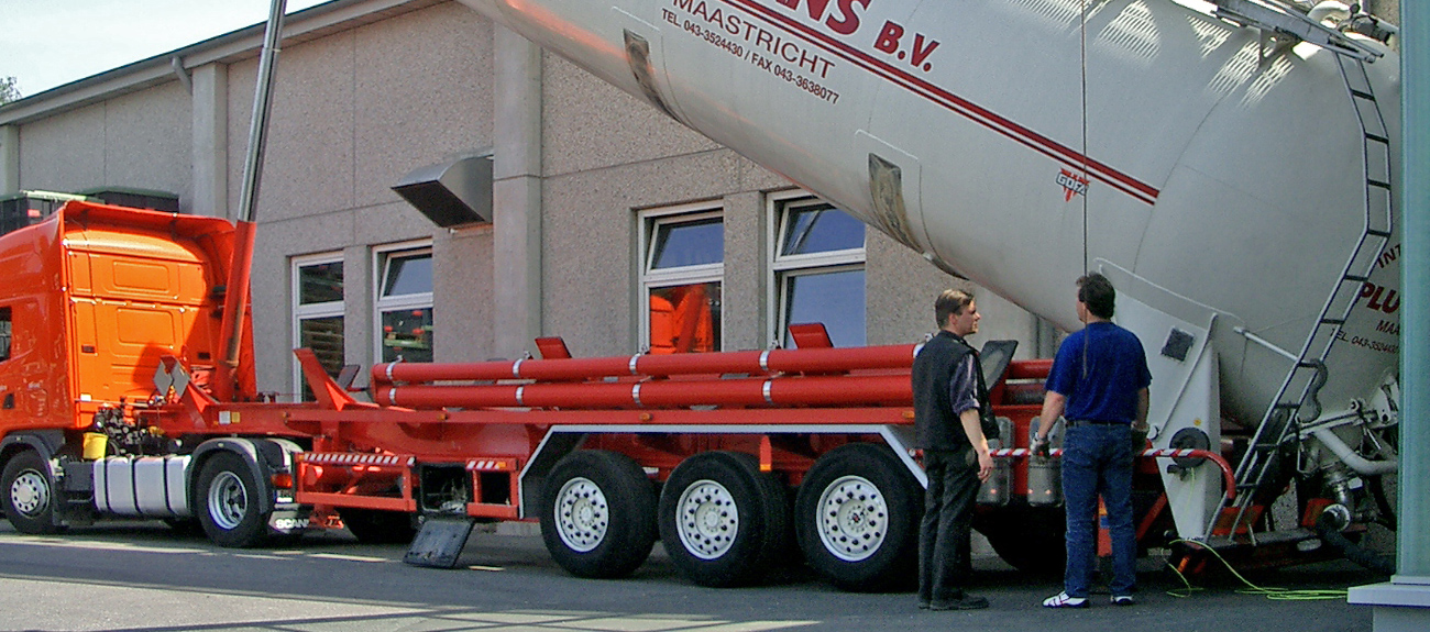 Materialversorgung per Silowagen
