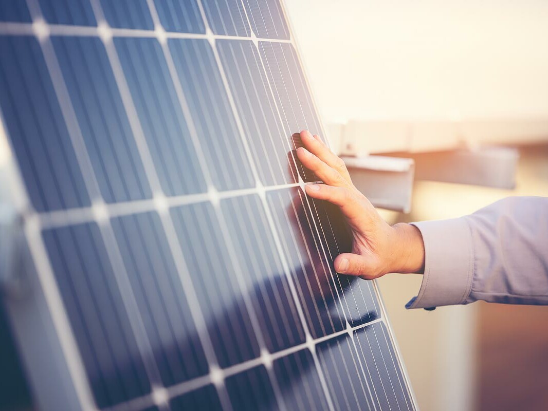 Technische Kontrolle an einem Photovoltaik-Modul
