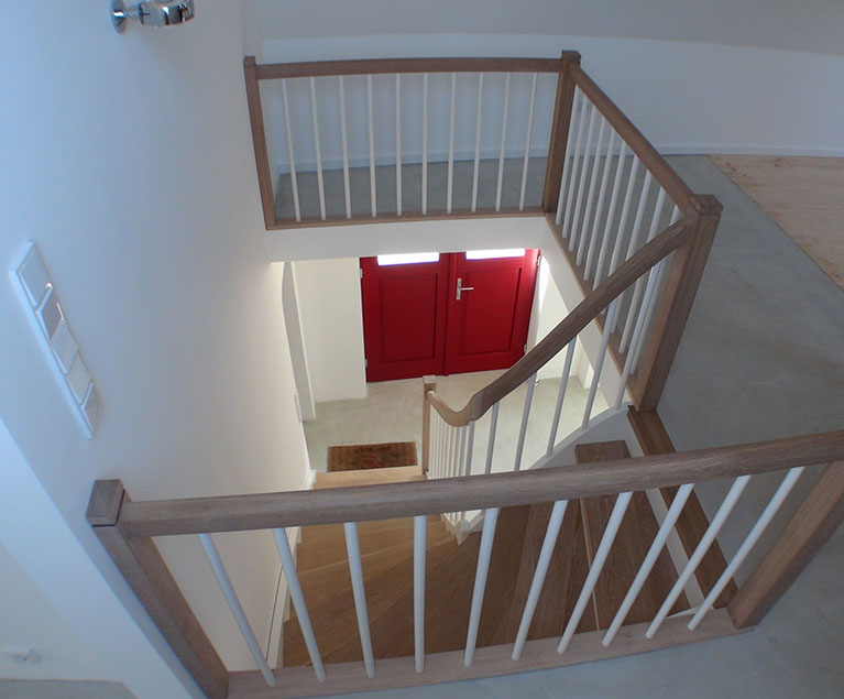 Treppe mit Holzhandlauf