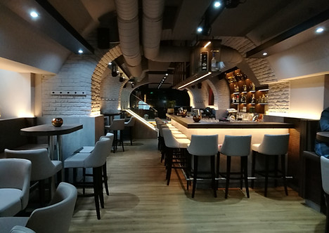 Bar in Wien mit indirekter RGB-Beleuchtung