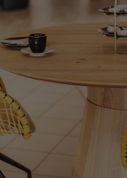 Tisch mit Holz-/Stahlgestell
