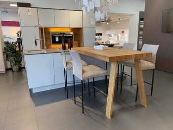 Theke mit Baumkante