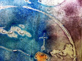 Glasplatte mit Kreuz und Wolken