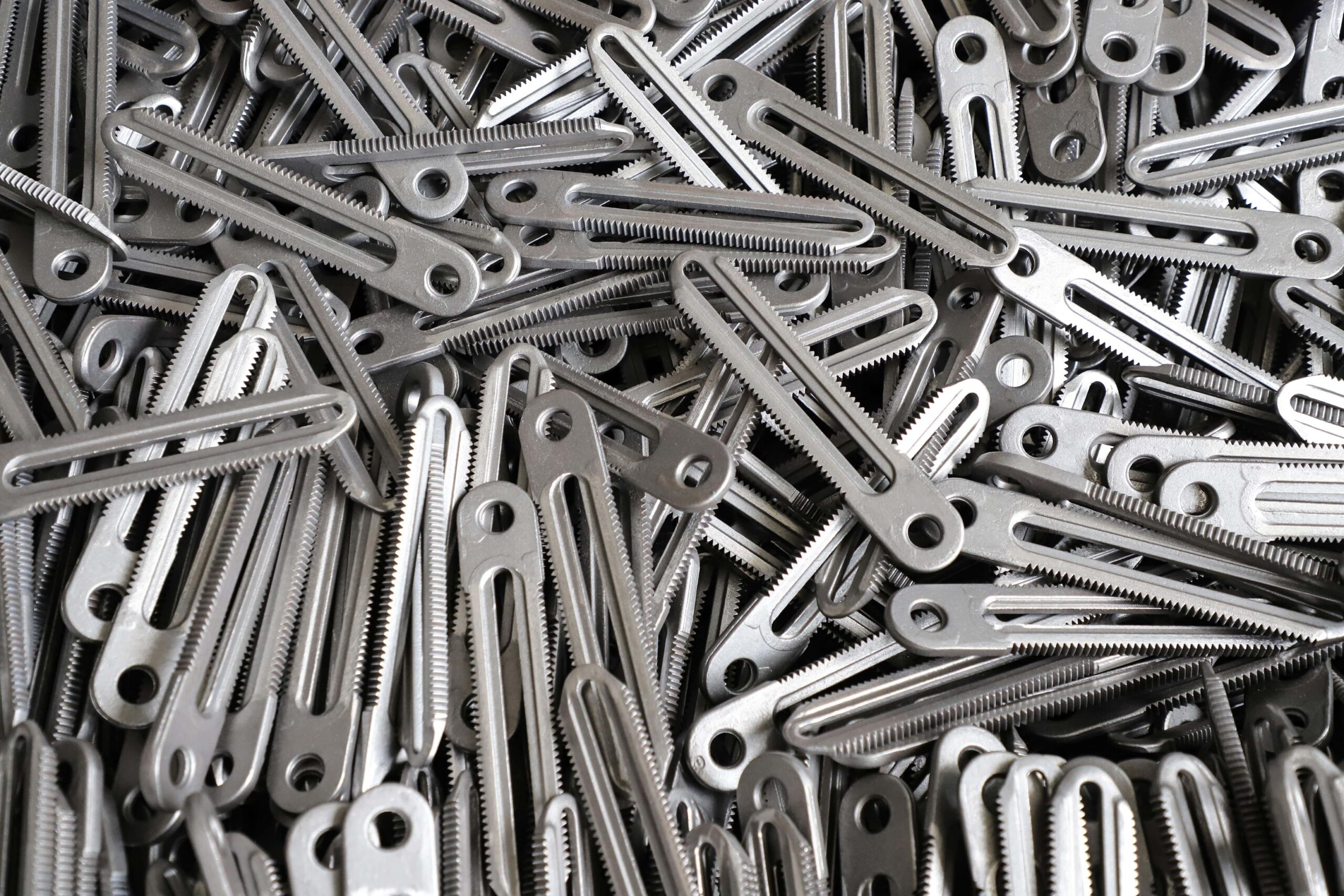 Metallteile mit Verzahnung und Bohrungen