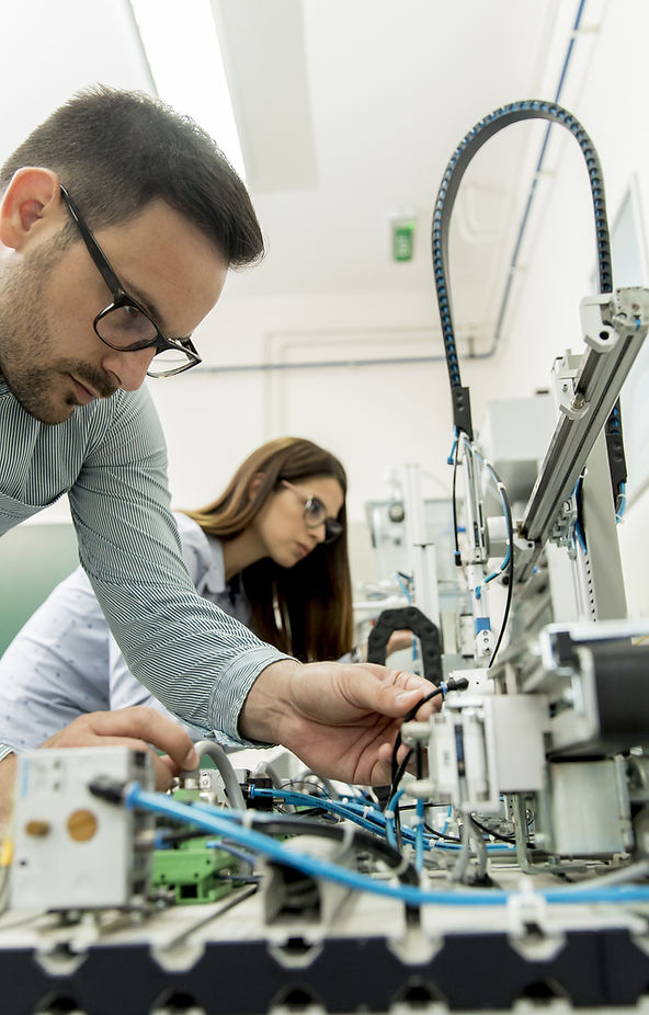 Ingenieure arbeiten zusammen