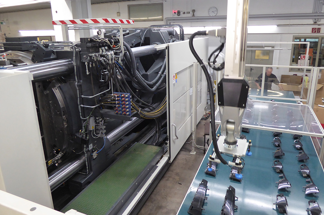 Teileproduktion auf der 1.500-t-2K-Spritzgussmaschine