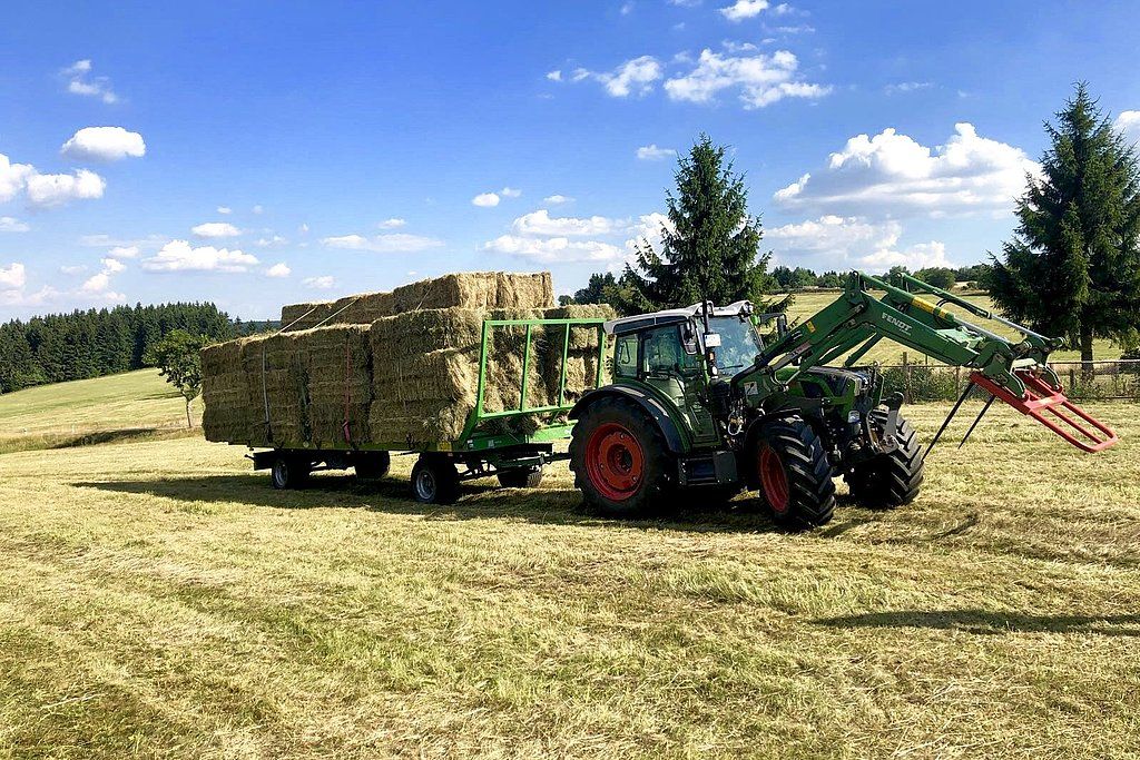 Heuernte mit Traktor und Ballen im Thüringer Wald