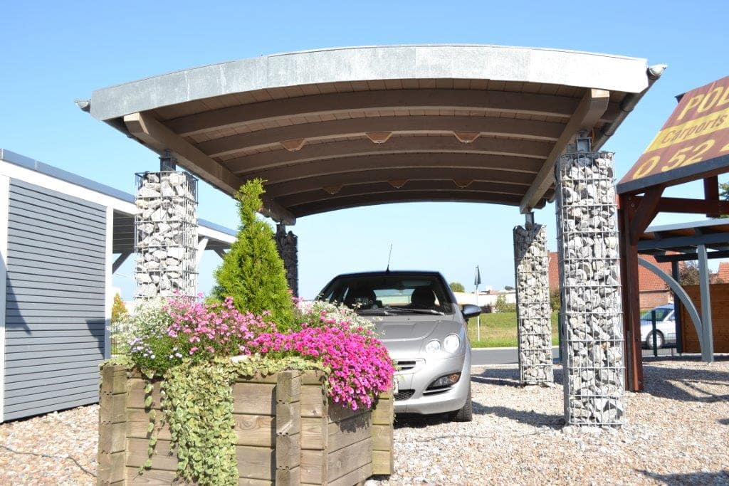 Tonnendachcarport mit Stahlsäulen auf dem Ausstellungsgelände