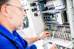 Installation von Elektrik, Pneumatik und Hydraulik