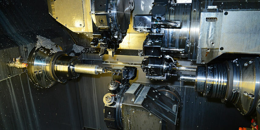 CNC-Drehen in der Produktionshalle Buchheim
