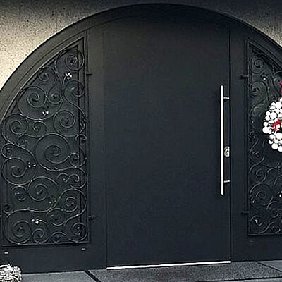 Aluminium-Haustür mit Ornamenten