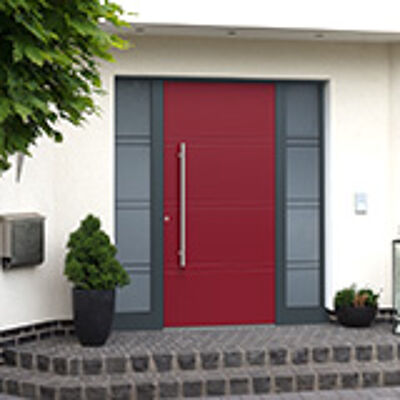 Haustür in rot-grauer Gestaltung
