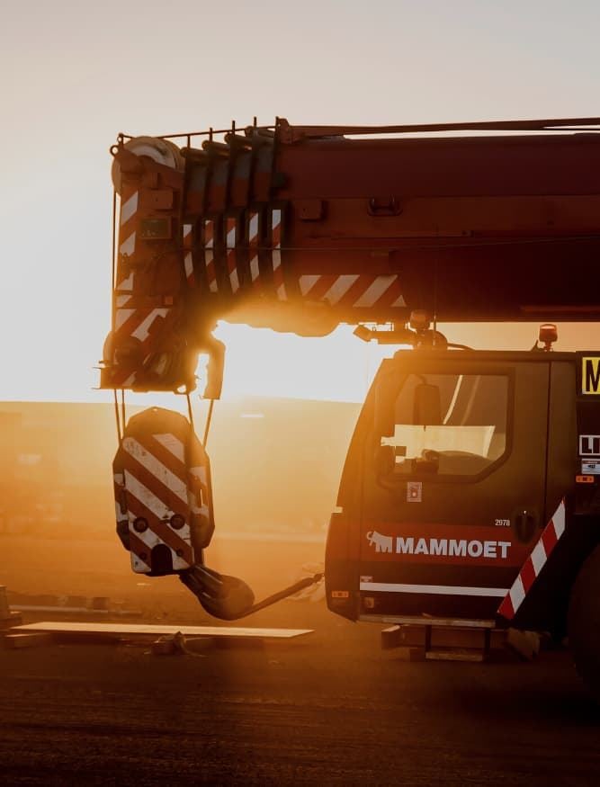 Kranarbeiten bei Sonnenaufgang