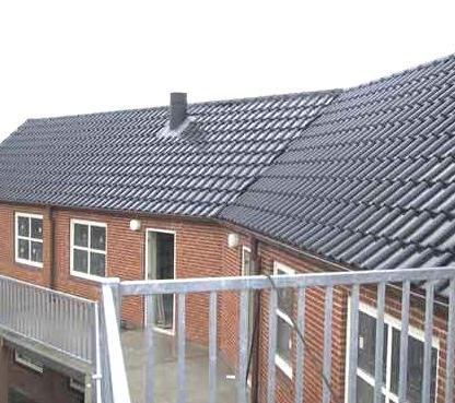 Schwarz glasierte Flachdachziegel