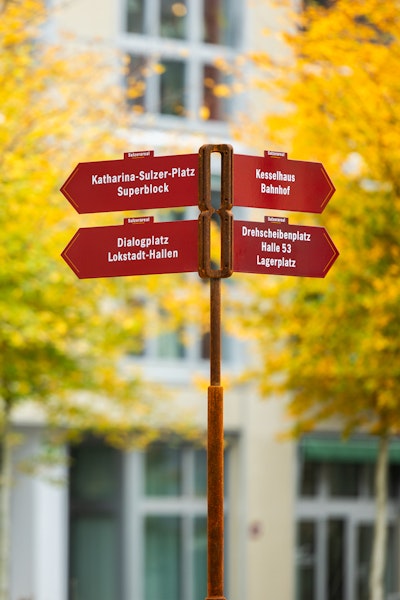 Orientierung durch emaillierte Wegweiser im Aussenbereich, Sulzerareal