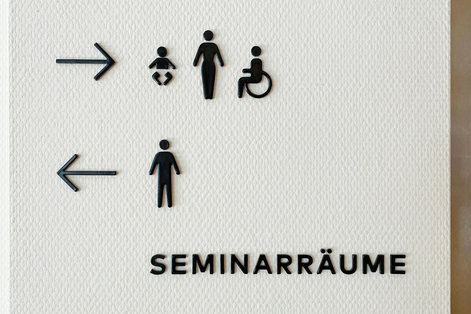 Emaillierte Buchstaben und Piktogramme Klinik Schützen Rheinfelden