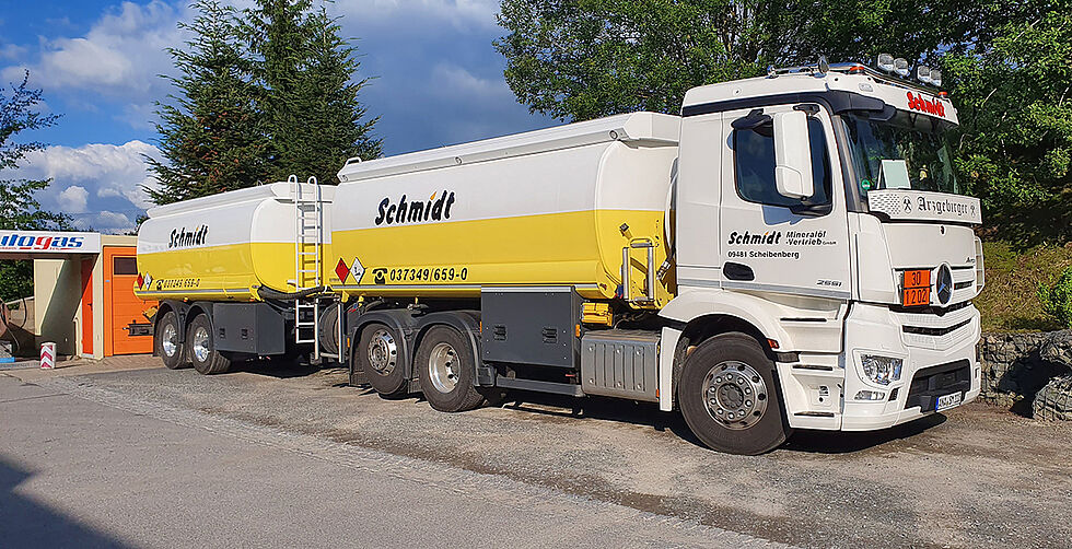 LKW mit Tankauflieger
