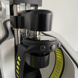 Dichtigkeitsprüfgerät für Armbanduhren mit Verformungsmessung im Nanometer-Bereich