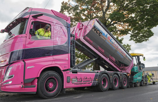 Pink Lady Transport – LBG für Asphalttransporte