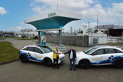 Übergabe von zwei Hyundai Nexo an die Fahrschule Cordsen