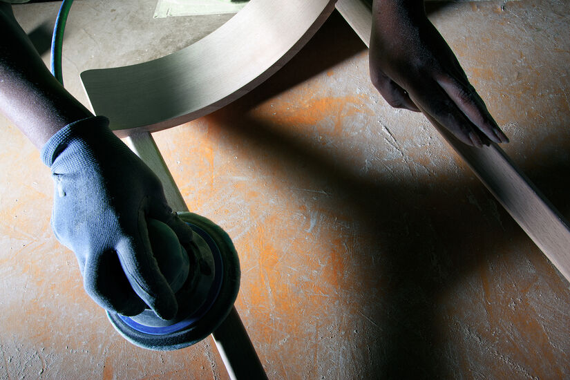 Hand sanding on sanding belts