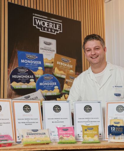 Käsemeister Stefan Mayrhofer mit den Urkunden der World Cheese Awards 2025