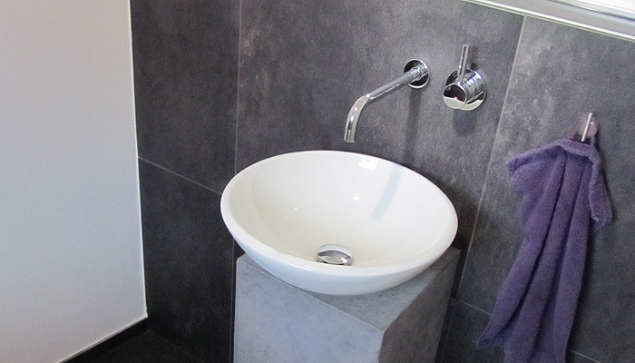 Waschbecken mit Betonsockel