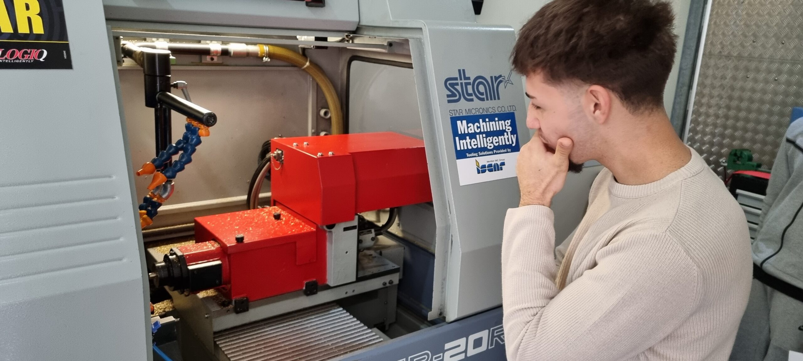 Schulbesuch mit der Maschine (Tool-School-Truck)