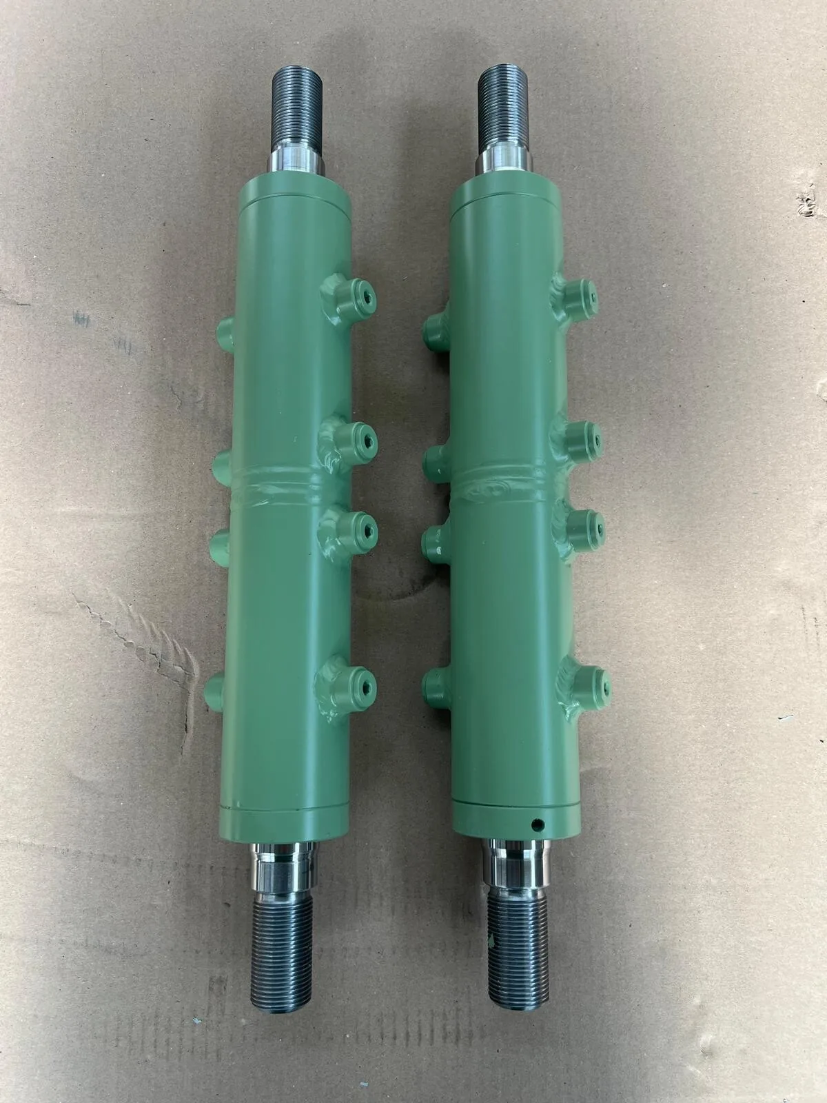 Fertige Hydraulikzylinder in grüner Lackierung