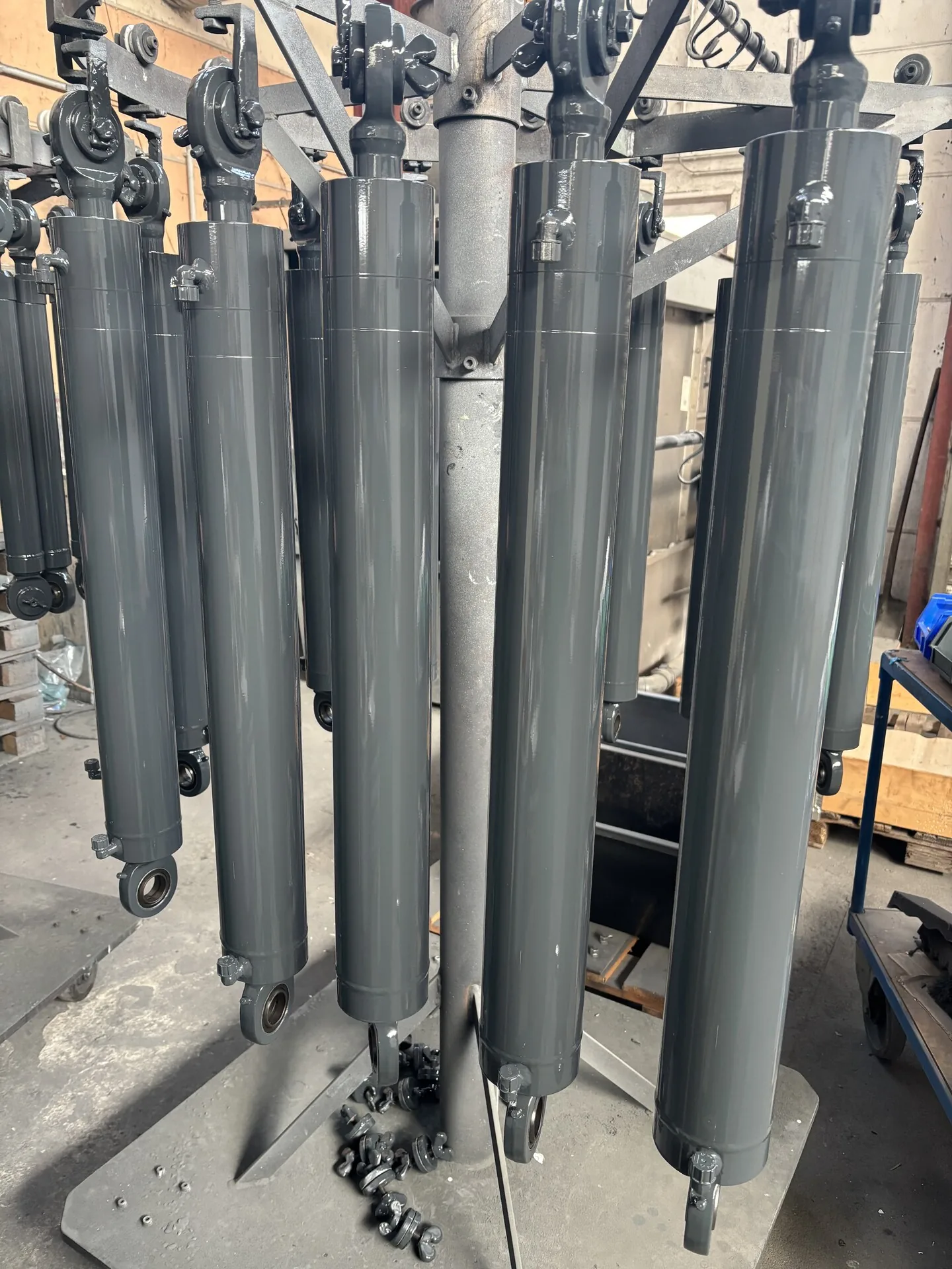 Fertig montierte Hydraulikzylinder versandbereit