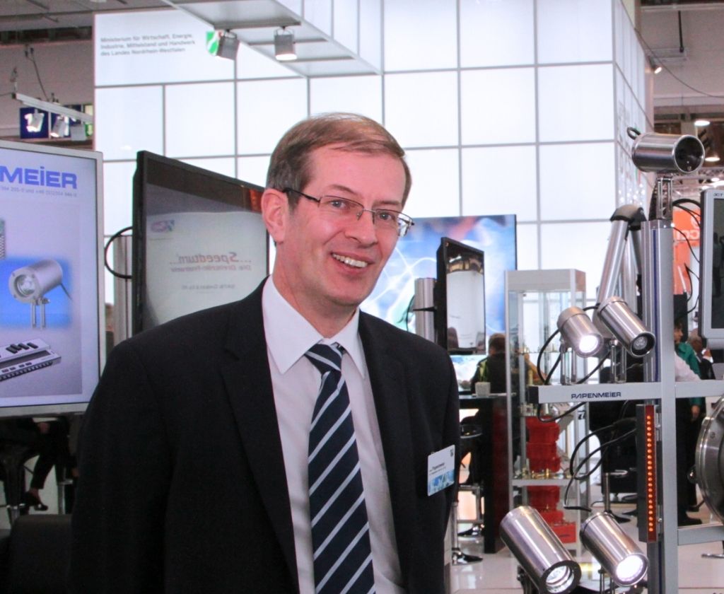 Armin Papenmeier mit Lumiglas-Produkten auf der Hannover Messe