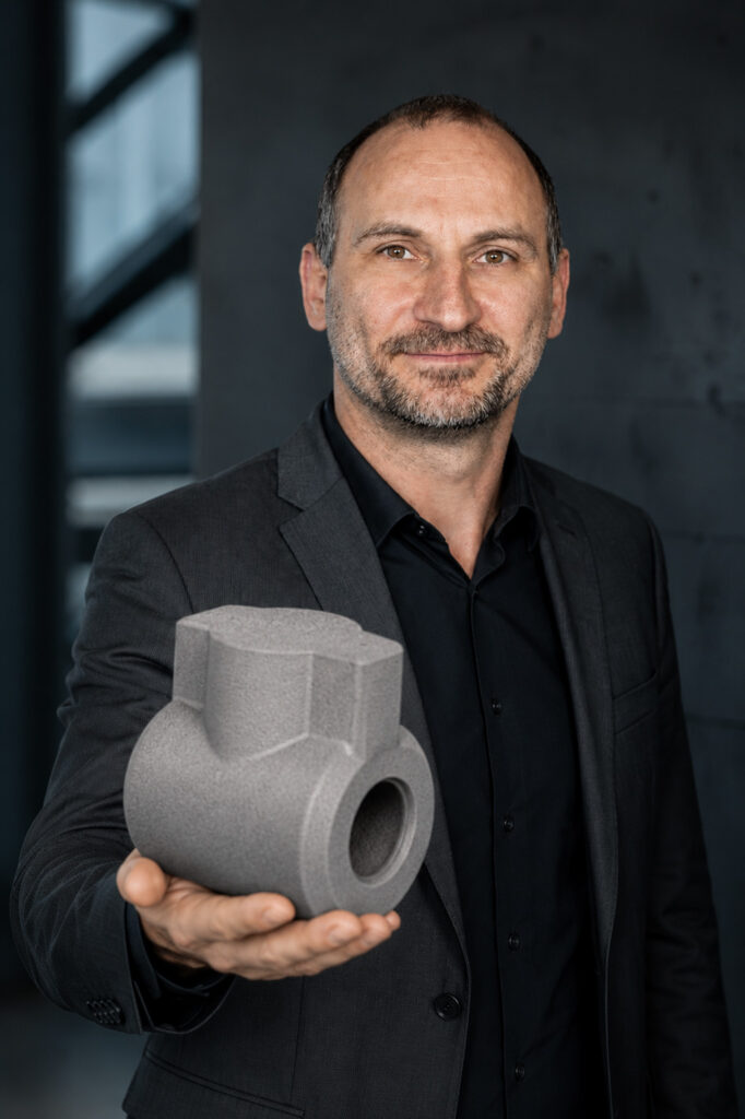 Fred Kuhlmann mit Isolierbauteil