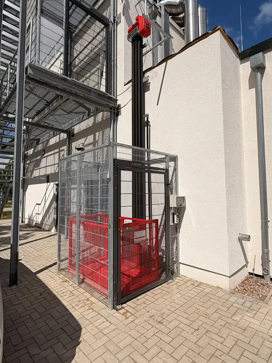 MONO Lastenaufzug, Außeninstallation (Goldbeck)