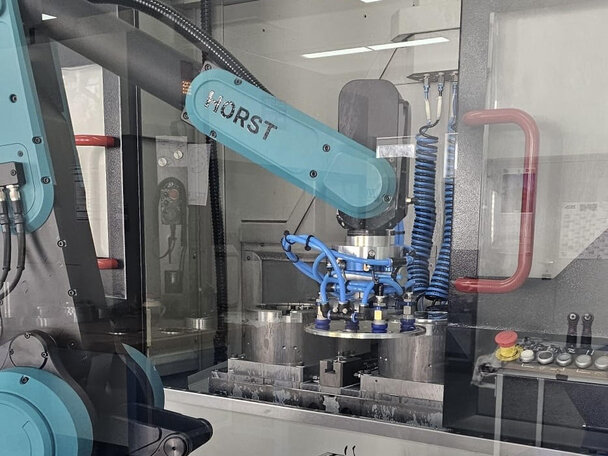 KI-gestützter Produktionsroboter Horst