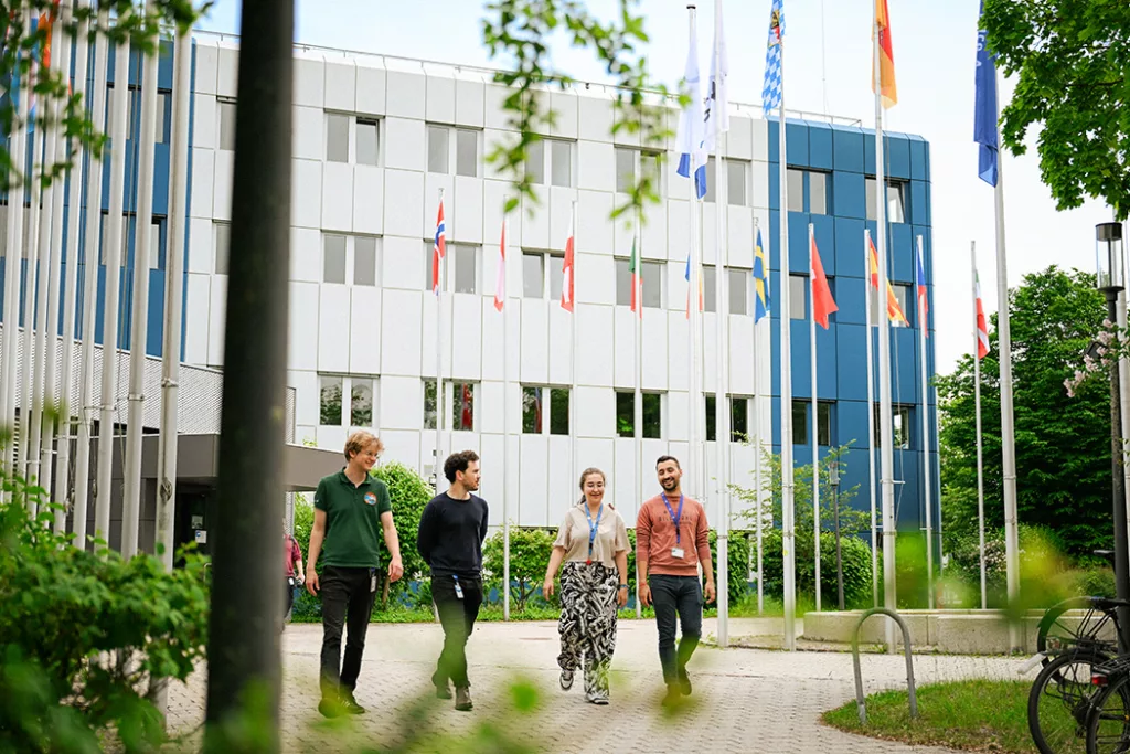 Engineering-Team vor dem GSOC-Gebäude