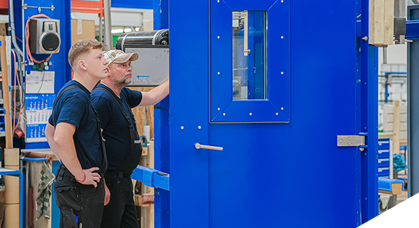 Royalblaue Tür im Werkservice