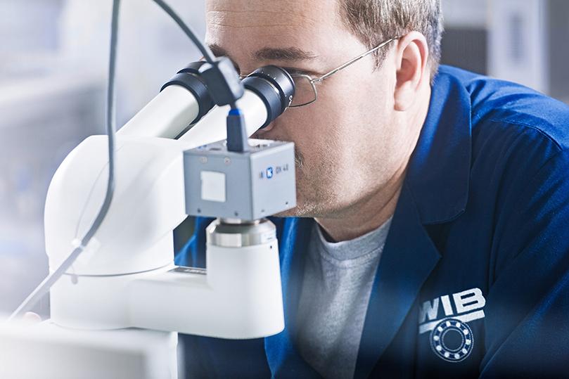 Qualitätsprüfung eines Kugellagers unter dem Mikroskop