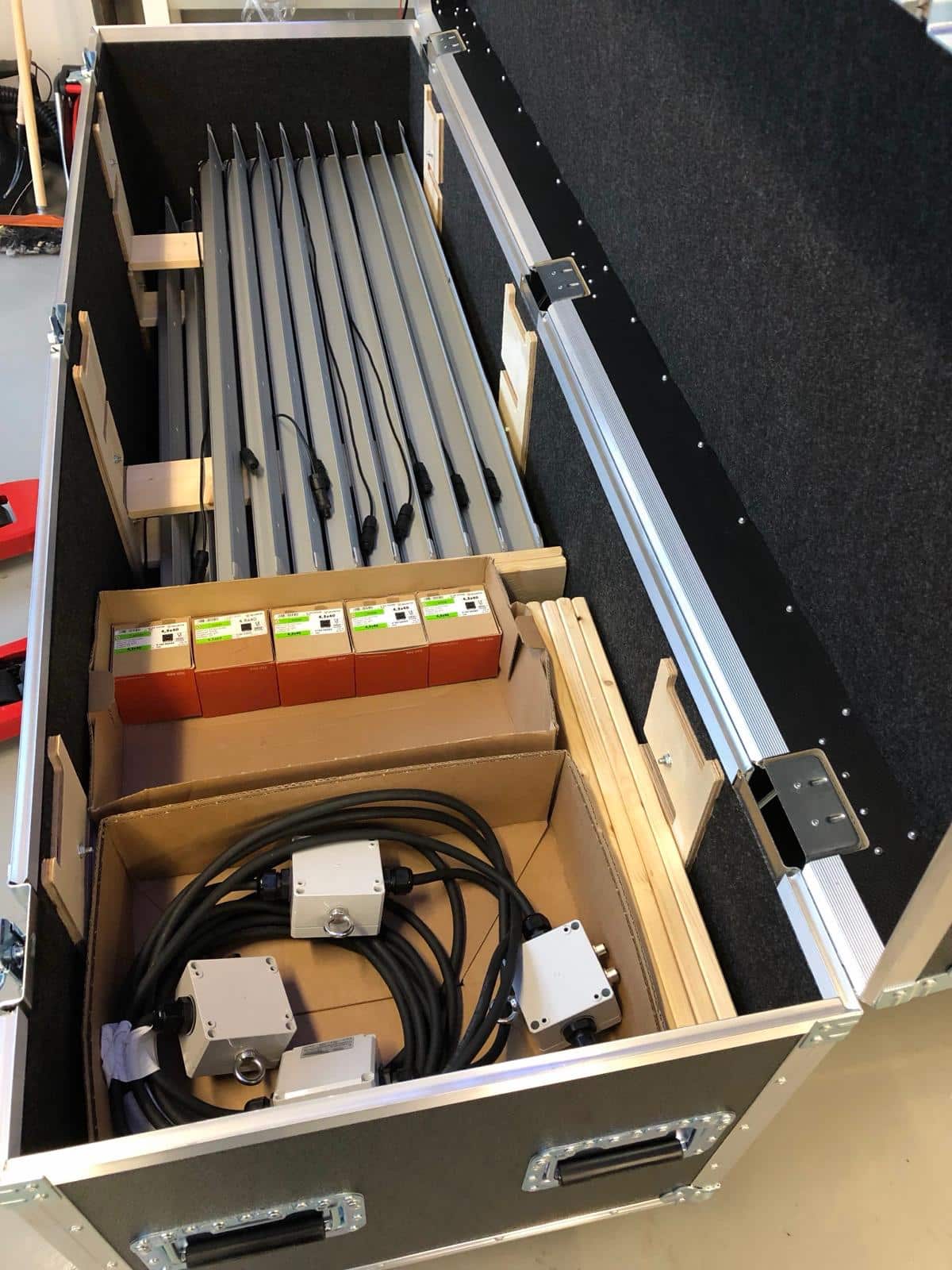 Flightcase mit steckbaren LED-Stufenprofilen
