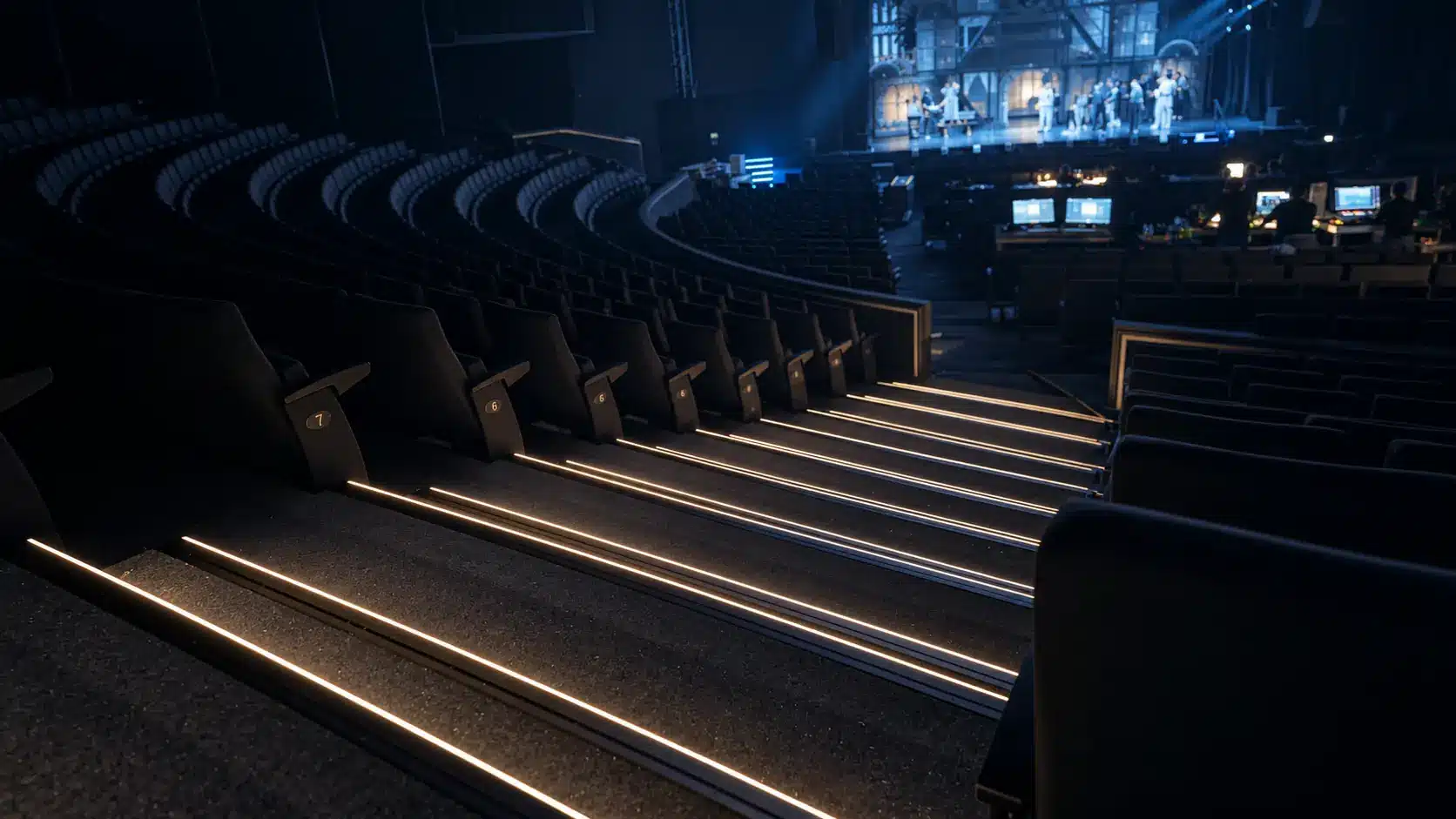 LED-Stufenbeleuchtung in einem Theater-Zuschauerraum