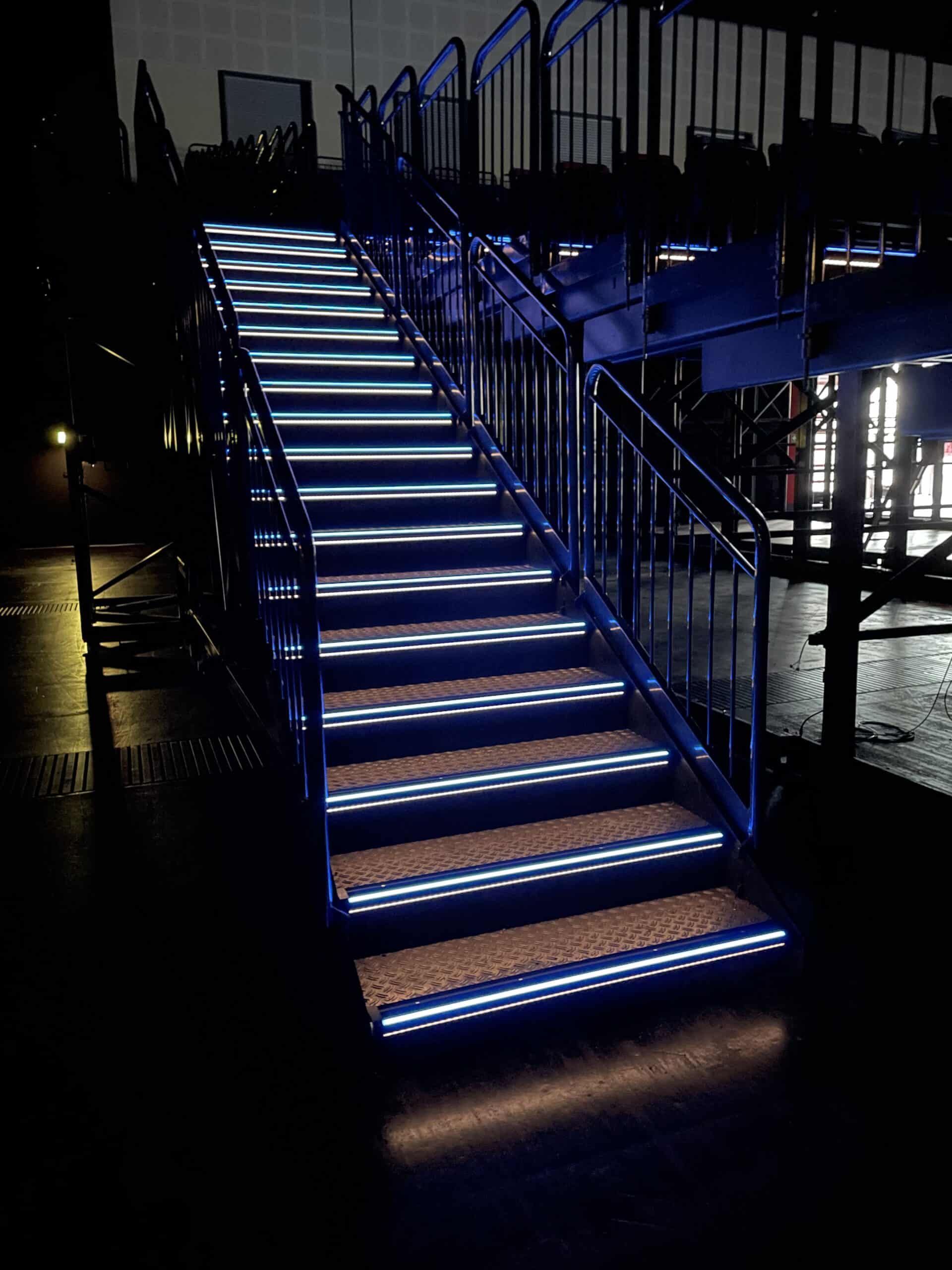 Beleuchteter Seitenaufgang der fahrbaren Tribüne in der ÖVB Arena Bremen